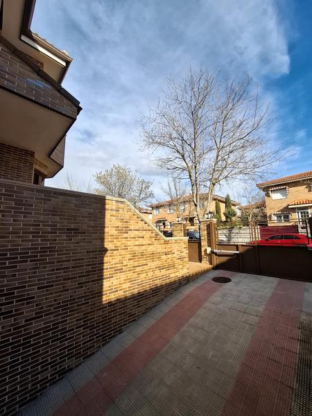 Foto 0d80c34b-86a5-4254-b34d-acd87c437fc2. Casa bifamiliare con riscaldamento parcheggio in Centro Villaviciosa de Odón