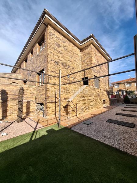 Foto 61d44ffa-5bc8-4d0e-b569-c7e2fd40664a. Doppelhaus mit heizung parking in Centro Villaviciosa de Odón