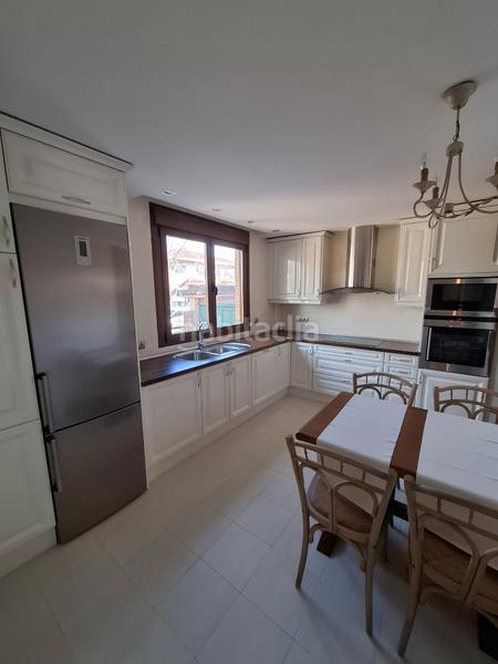 Foto 771e77e9-680d-42c4-85e7-ea1d1ef8feed. Doppelhaus mit heizung parking in Centro Villaviciosa de Odón