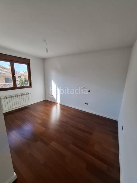 Foto e6503dd6-cd2a-4207-b02c-4742a4c0a745. Doppelhaus mit heizung parking in Centro Villaviciosa de Odón