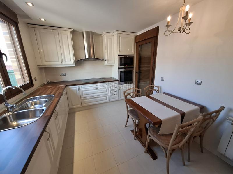 Foto f927ee70-67d0-4a3e-ae75-b23acc9f272a. Doppelhaus mit heizung parking in Centro Villaviciosa de Odón