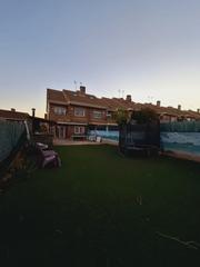 Casa aparellada a Avenida del Atlántico