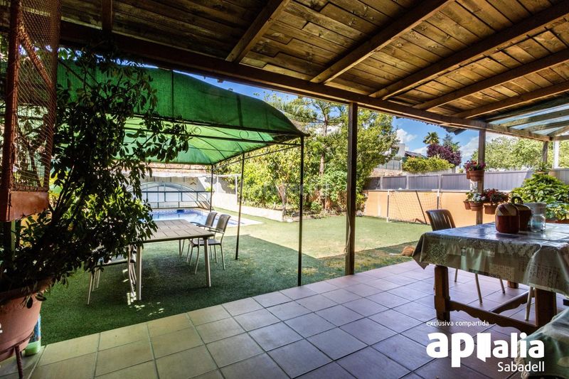 Foto dfcfc59c-c976-42c9-a787-934f2a04eac1. Casa amb calefacció aparcament piscina a Eixample - Can Bogunyà Castellar del Vallès