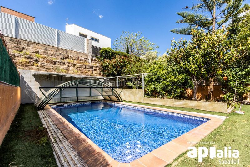 Foto fff57696-bcc6-4cec-a862-625d309c5bd2. Casa amb calefacció aparcament piscina a Eixample - Can Bogunyà Castellar del Vallès