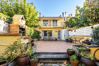 Casa a Sant Llorenç Savall. Casa amb garatge, jardí i terreny independent al centre de sant