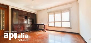 Etagenwohnung in Les Termes. Vivienda de cuatro habitaciones en sabadell