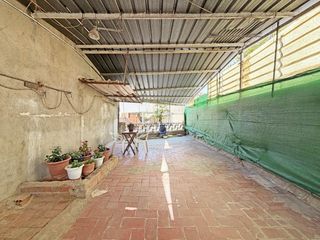 Reihenhaus in Ca n'Oriac. Casa adosada de dos plantas con gran terraza a reformar a tu gus