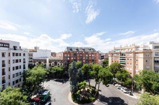 Àtic a Glorieta general alvarez de castro 3. Te imaginas disfrutar desde tu terraza del paso de las estacione
