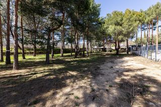 Terreny residencial a Paseo de abetos 1. Parcela urbana en esquina junto al embalse de navacerrada con li