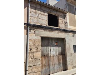 Aparcament cotxe  Calle sebastian planisi. Garaje en manacor cerca avenida na camel.la techo libre.