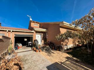 Casa aparellada  Calle espronceda. Pareado en venta en meco