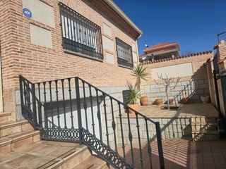 Casa a schiera  Calle de asturias. Rm  inmobiliaria vende una exclusiva casa pareada en una planta