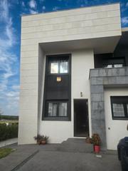 Casa pareada en La Dehesa - El Pinar. Rm inmobiliaria vende exclusiva vivienda chalet de esquina parea