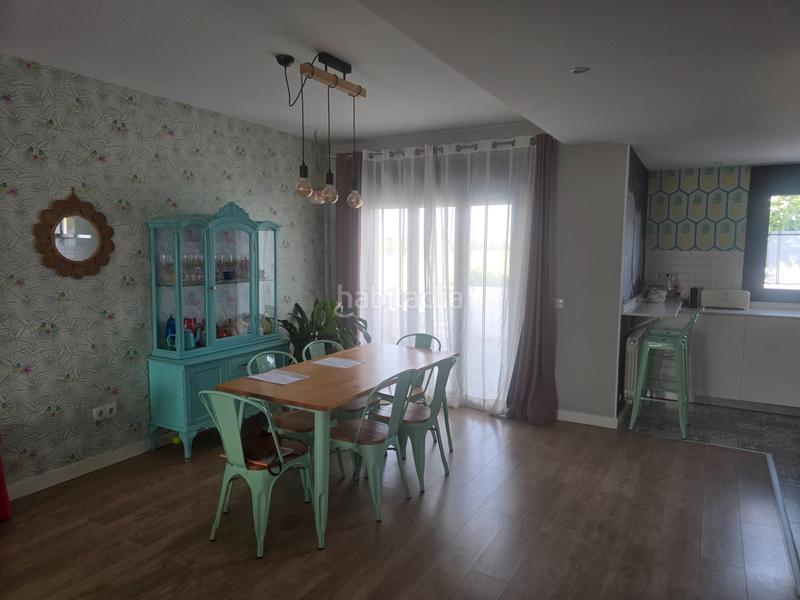 Foto 12ceee5b-5fc1-40dc-b879-83f0207fb839. Casa pareada rm inmobiliaria vende exclusiva vivienda chalet de esquina pareado en la zona del pinar informate 699694046 en Navalcarnero