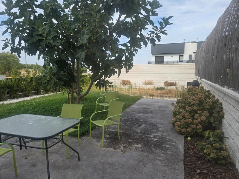 Foto 1ca73a28-8fd8-4481-a90a-06f3e30d4e80. Casa pareada rm inmobiliaria vende exclusiva vivienda chalet de esquina pareado en la zona del pinar informate 699694046 en Navalcarnero