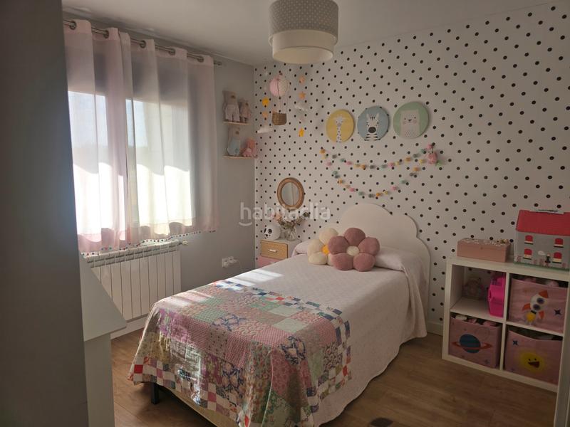 Foto 53d2829d-b78f-4b36-8e60-c1e1aff6c4c3. Casa pareada rm inmobiliaria vende exclusiva vivienda chalet de esquina pareado en la zona del pinar informate 699694046 en Navalcarnero