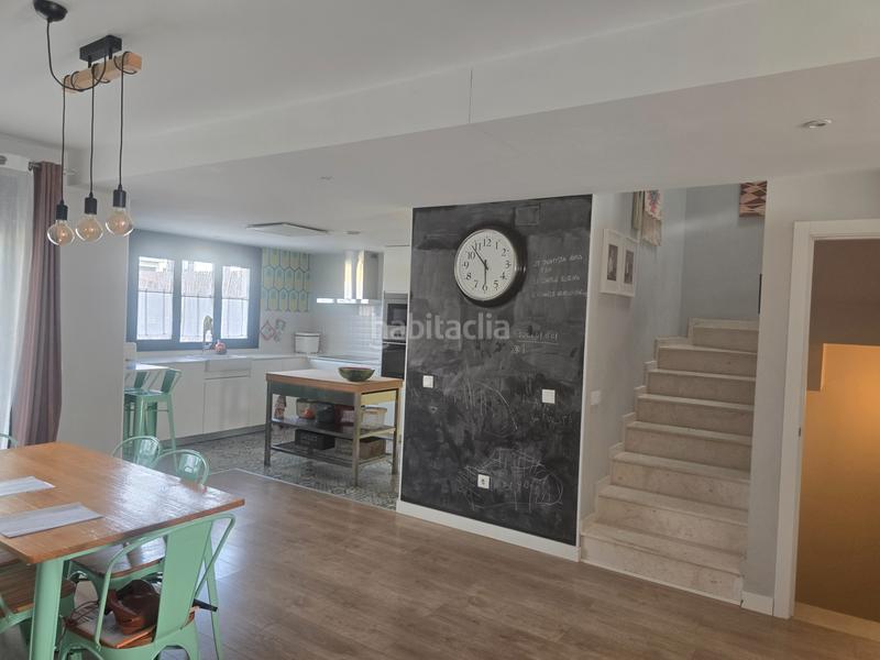 Foto 5919d828-3cc9-42bb-a573-dc9ee9313578. Casa pareada rm inmobiliaria vende exclusiva vivienda chalet de esquina pareado en la zona del pinar informate 699694046 en Navalcarnero
