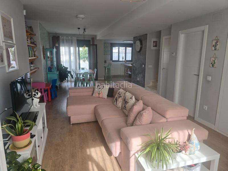 Foto 5c9ea08b-d8a1-4e2b-8be4-b4bc0d211375. Casa pareada rm inmobiliaria vende exclusiva vivienda chalet de esquina pareado en la zona del pinar informate 699694046 en Navalcarnero