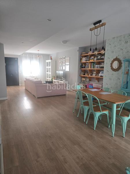 Foto 9058c351-96ea-46e8-a5d7-cdc9822ea016. Casa pareada rm inmobiliaria vende exclusiva vivienda chalet de esquina pareado en la zona del pinar informate 699694046 en Navalcarnero