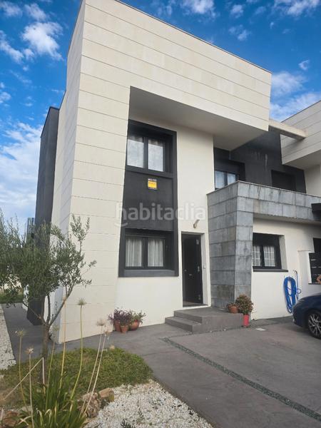 Foto 92730624-2457-4839-99a8-ea098695c88a. Casa pareada rm inmobiliaria vende exclusiva vivienda chalet de esquina pareado en la zona del pinar informate 699694046 en Navalcarnero