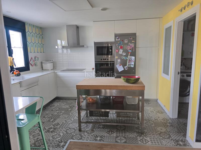 Foto 970823b8-0bcb-41a4-a576-669df8b24ff2. Casa pareada rm inmobiliaria vende exclusiva vivienda chalet de esquina pareado en la zona del pinar informate 699694046 en Navalcarnero