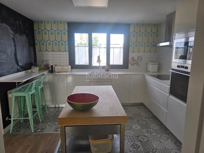 Foto 980faf81-fc2e-4a08-8bc7-b701b78aa8ff. Casa pareada rm inmobiliaria vende exclusiva vivienda chalet de esquina pareado en la zona del pinar informate 699694046 en Navalcarnero