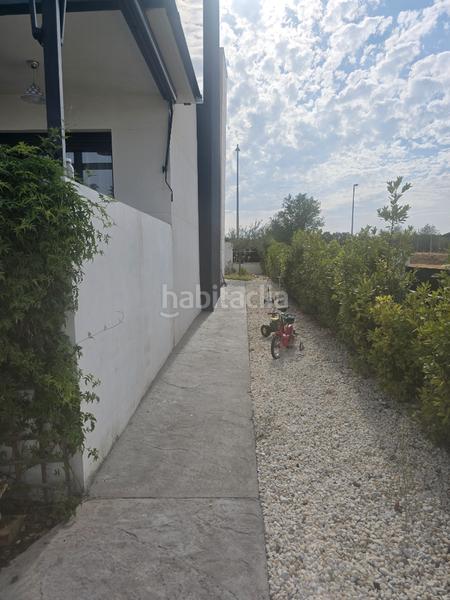Foto c236f9f6-1150-49d0-8af7-a47e305bfa66. Casa pareada rm inmobiliaria vende exclusiva vivienda chalet de esquina pareado en la zona del pinar informate 699694046 en Navalcarnero