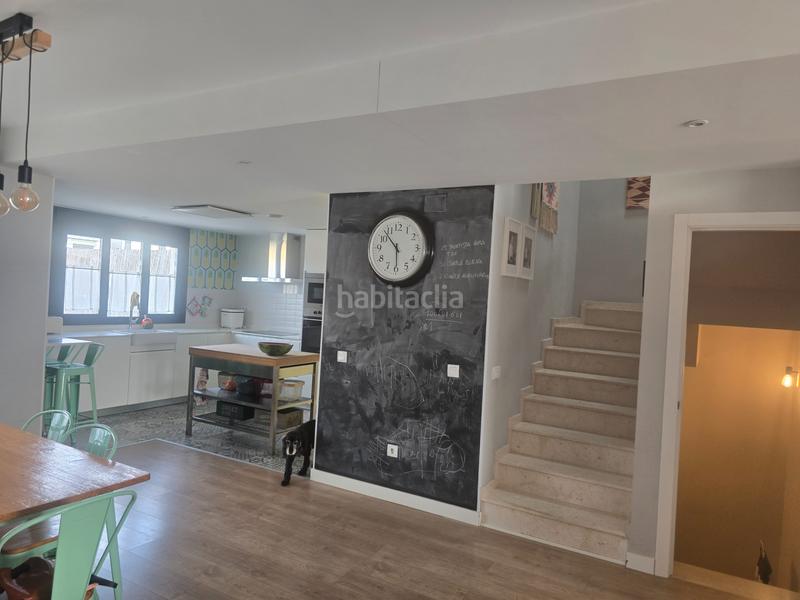 Foto eba140f4-b348-4c55-ad6a-dcea81e2dfda. Casa pareada rm inmobiliaria vende exclusiva vivienda chalet de esquina pareado en la zona del pinar informate 699694046 en Navalcarnero