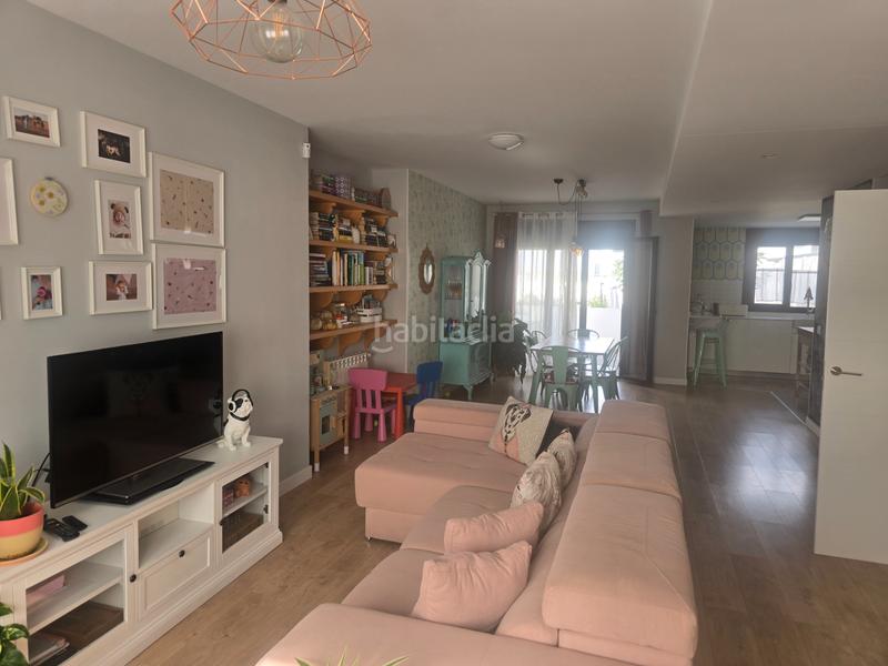 Foto ee58996f-088a-4f66-bdb5-0da7577c7575. Casa pareada rm inmobiliaria vende exclusiva vivienda chalet de esquina pareado en la zona del pinar informate 699694046 en Navalcarnero