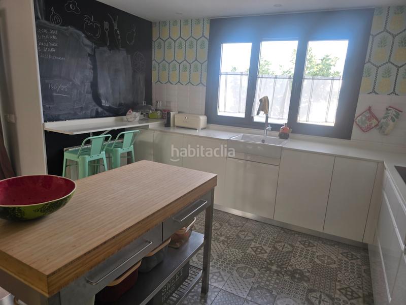 Foto f648e6bc-3f90-4b3b-8166-768de30f4d6f. Casa pareada rm inmobiliaria vende exclusiva vivienda chalet de esquina pareado en la zona del pinar informate 699694046 en Navalcarnero