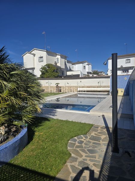 Foto 41d7bdba-dbfb-4502-aaa0-f978f6093dac. Casa aparellada amb xemeneia calefacció aparcament piscina a Villamanta