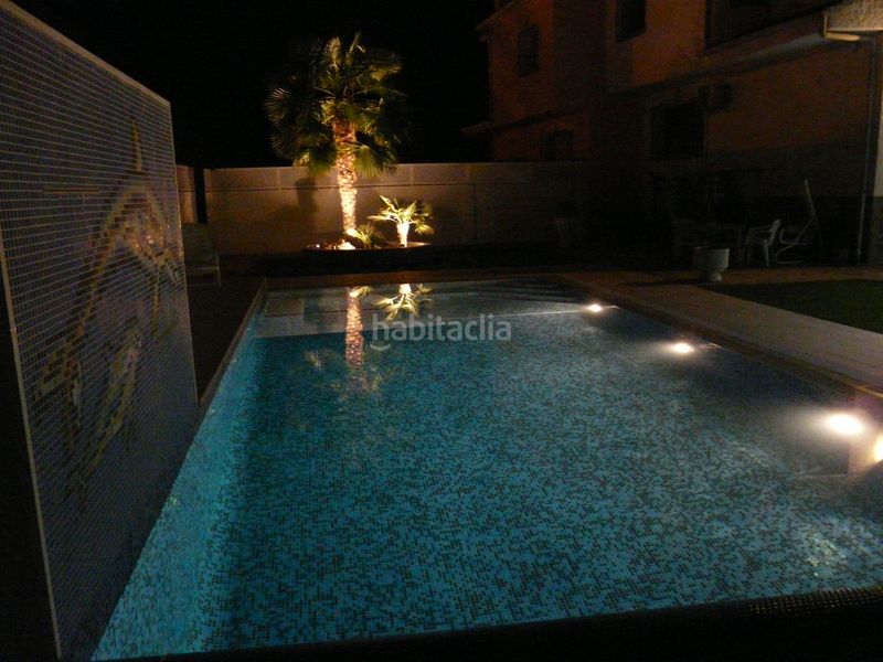 Foto 8db92a53-1c02-4c2e-9c63-05c540b31b91. Casa aparellada amb xemeneia calefacció aparcament piscina a Villamanta