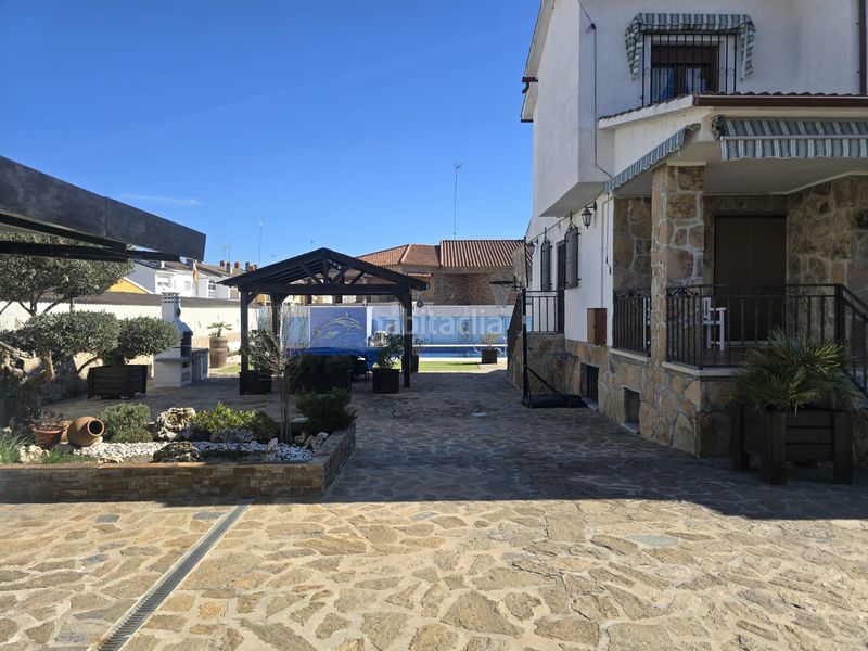 Foto 9bdf673c-2f05-4410-8095-b14c22a654ef. Casa aparellada amb xemeneia calefacció aparcament piscina a Villamanta