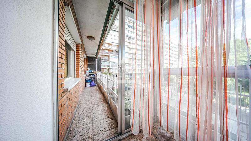 Foto a6d5f555-8df7-42e2-9e76-239fc24a0a30. Piso te presento este piso con terraza situado en parque lisboa en la conocida calle alcalde josé aranda, en Alcorcón