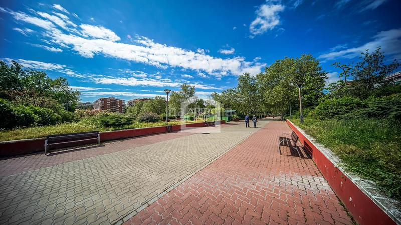 Foto c4be329d-62a1-4f1f-a1dc-7d0c21bf3285. Piso te presento este piso con terraza situado en parque lisboa en la conocida calle alcalde josé aranda, en Alcorcón
