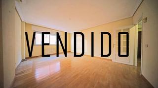 Piso en Palomeras Bajas. Estupenda vivienda de 3 habitaciones con plaza de garaje, en urb