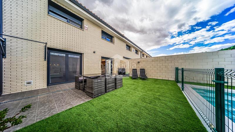 Foto 453bbfd0-5c67-49be-845f-fd1bbbcc8068. Casa adossada amb piscina a Carranque