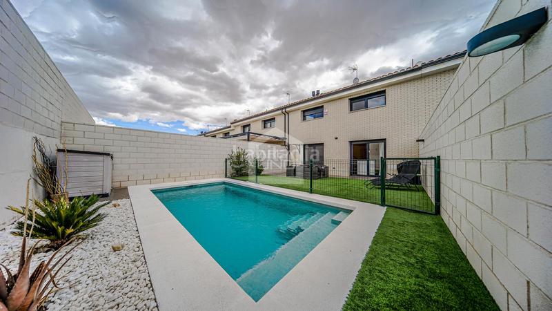 Foto 783218a6-38c3-44a7-9028-c12f5b31969e. Casa adossada amb piscina a Carranque