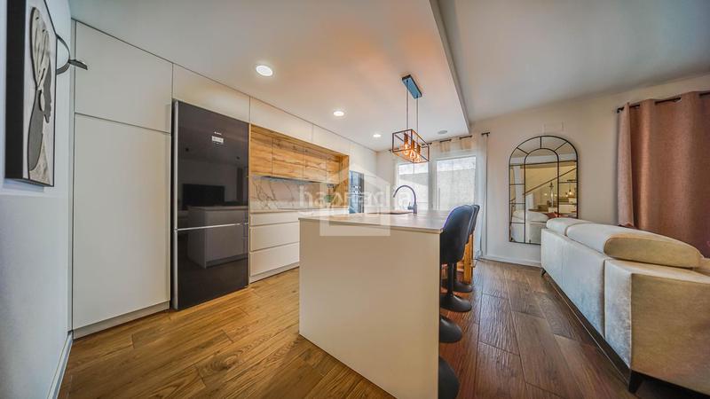 Foto a587681d-a925-48e7-bcb8-5110bcdb7cd4. Casa adossada amb piscina a Carranque