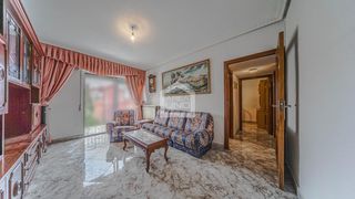 Pis a Zona Centro Joven. Piso en venta de 3 habitaciones, 1 baño, terraza abierta y plaza