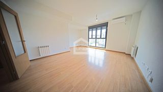 Miete Etagenwohnung in Sur - PAU 4. Piso en alquiler de 3 habitaciones con piscina, en el pau 4 de m