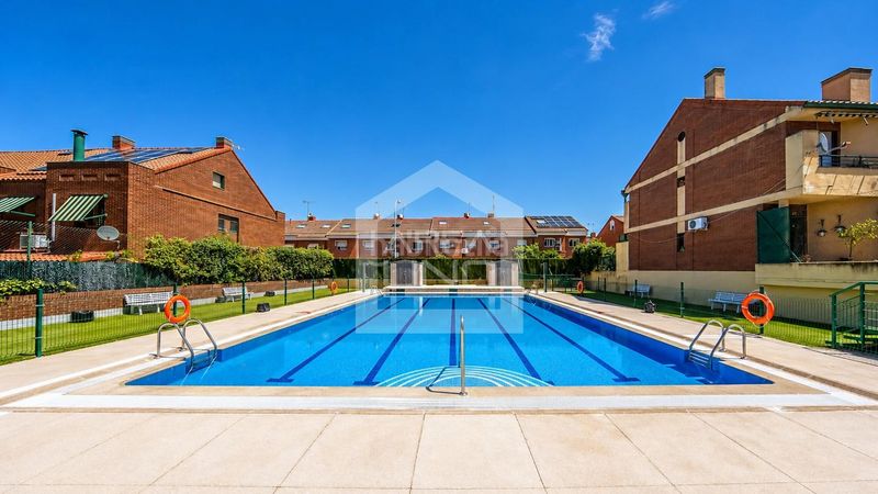Foto 0fbda571-3466-4d23-af9a-4e9e77977c8a. Casa adossada amb calefacció aparcament piscina a Alcorcón