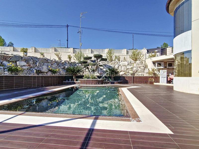 Foto 570e0ef6-5f11-4784-9245-ab44fea8dc36. Chalet fantástica villa de lujo con 1300m de parcela, 5 dormitorios, piscina, garaje y panorámicas vistas al mar en venta . en Cunit