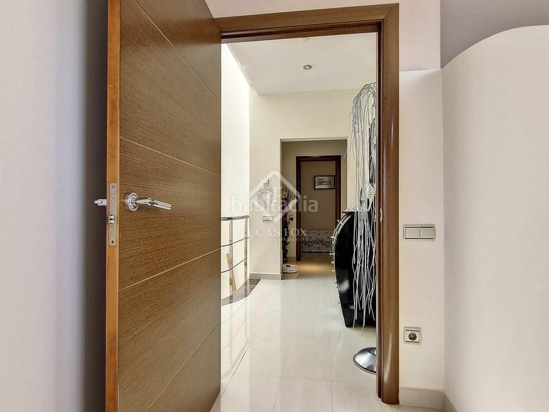 Foto 5c02bec2-30ba-4008-b2a6-8cb68e6cbfd4. Chalet fantástica villa de lujo con 1300m de parcela, 5 dormitorios, piscina, garaje y panorámicas vistas al mar en venta . en Cunit