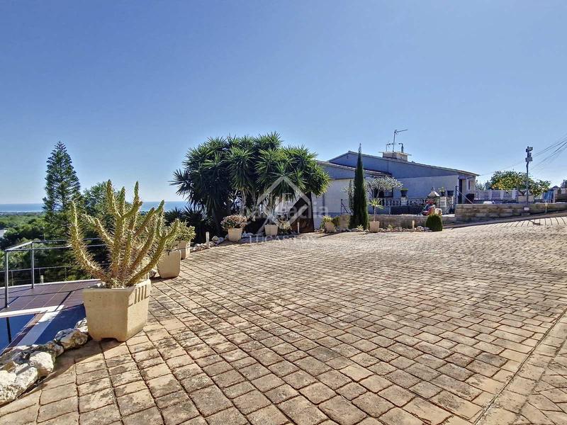 Foto 64011bdf-7c65-4662-a70f-27188086e909. Chalet fantástica villa de lujo con 1300m de parcela, 5 dormitorios, piscina, garaje y panorámicas vistas al mar en venta . en Cunit