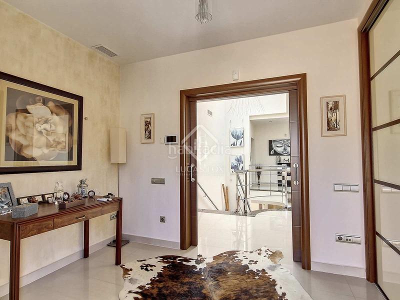 Foto a98ec5ae-c97b-47bd-ac18-2d75b3d8a751. Chalet fantástica villa de lujo con 1300m de parcela, 5 dormitorios, piscina, garaje y panorámicas vistas al mar en venta . en Cunit