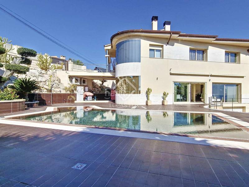 Foto b5be1bf3-e9b5-4603-ad91-d80bef0888ce. Chalet fantástica villa de lujo con 1300m de parcela, 5 dormitorios, piscina, garaje y panorámicas vistas al mar en venta . en Cunit