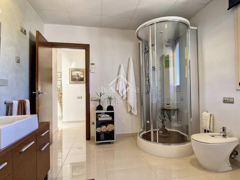 Foto d718003e-f0bf-4610-b827-1e69ed9ec5ea. Chalet fantástica villa de lujo con 1300m de parcela, 5 dormitorios, piscina, garaje y panorámicas vistas al mar en venta . en Cunit
