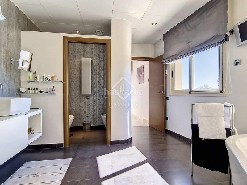 Foto e9356f14-60e8-4c0a-953a-9fbdc1d91881. Chalet fantástica villa de lujo con 1300m de parcela, 5 dormitorios, piscina, garaje y panorámicas vistas al mar en venta . en Cunit