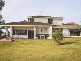Xalet a La Franquesa-Oasis Park. Finca ecuestre de 5 dormitorios en venta en calafell, tarragona